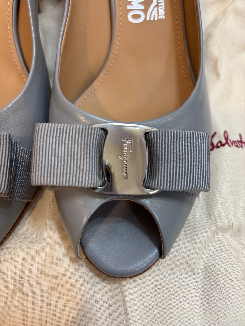 NWT Salvatore Ferragamo Gray Leather Vara Bow Peep-Toe Pumps - Picture 2 of 8